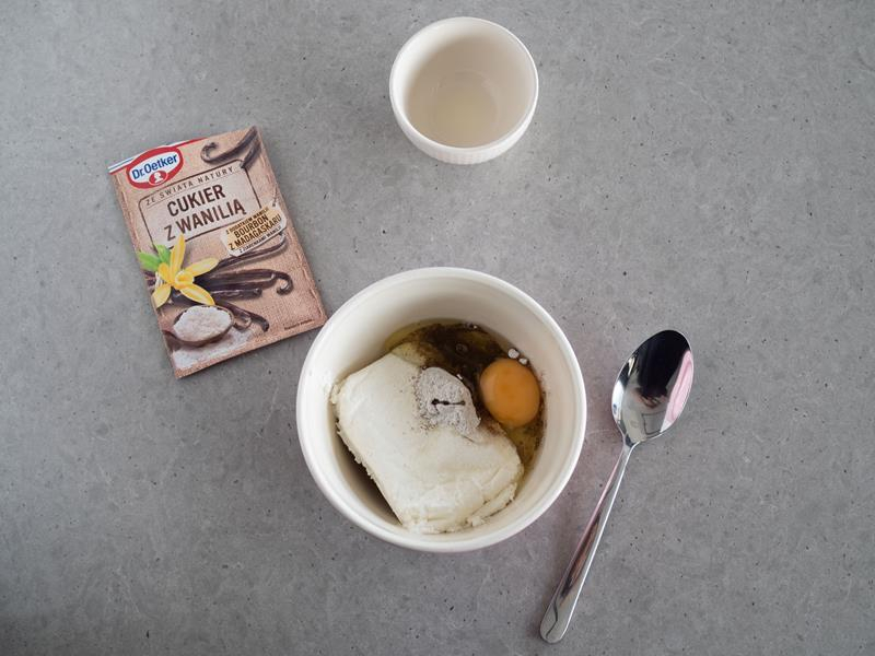 na blacie opakowanie cukru z wanilią, w misce twarożek z jajkiem obok łyżeczka