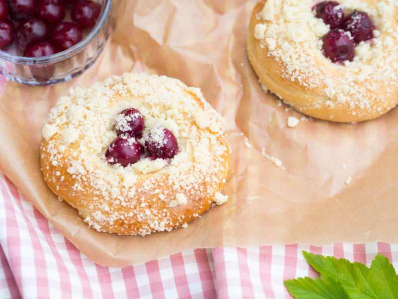 drożdżówki z wiśniami i kruszonką - wszystkiego słodkiego