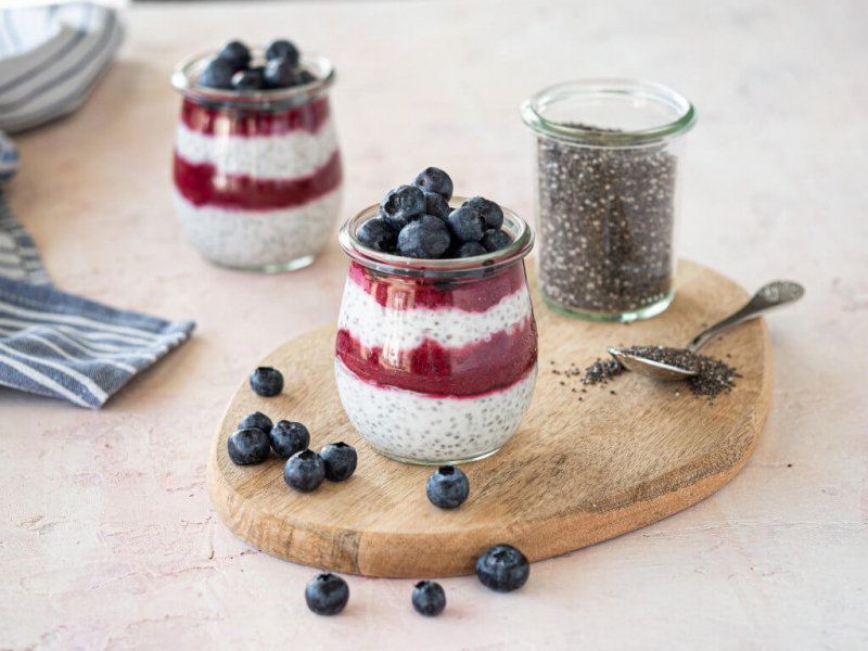 pudding chia na mleczku kokosowym z sosem z wiśni, podany z borówkami - Wszystkiego Słodkiego
