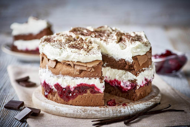Tort czekoladowy bezglutenowy z bitą śmietanką i wiśniami - Wszystkiego Słodkiego