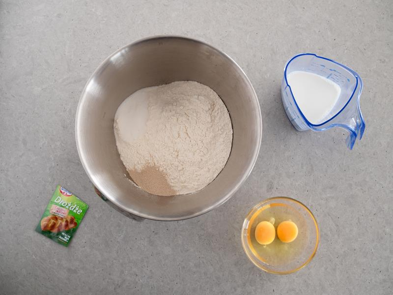 Składniki na cynamonki tj. drożdże, cukier, mąka i sół