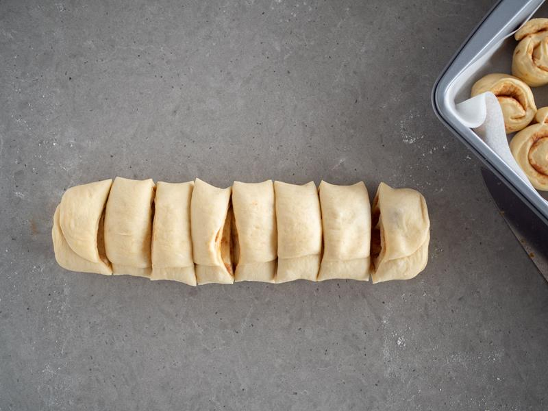 Pokrojone ciasto na cynamonki z nadzieniem