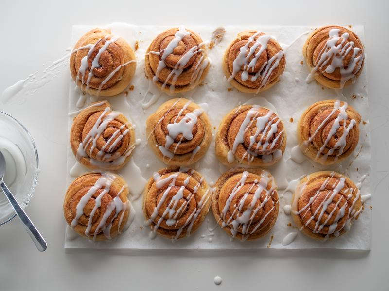 Gotowe upieczone bułeczki cynamonowe (cynamonki) z lukrem