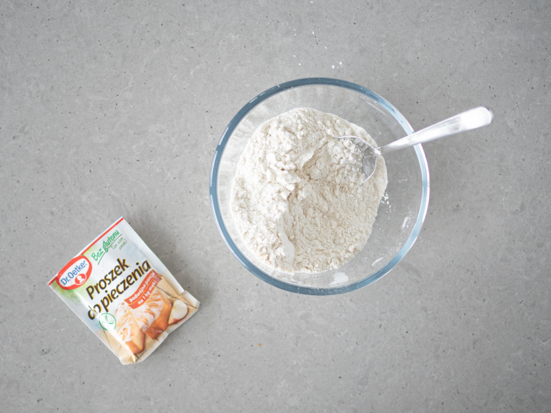 W misie proszek do pieczenia bez glutenu Dr. Oetkera i wymieszane mąki bezglutenowe w misie.