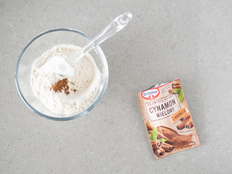 W misie wymieszane mąki bezglutenowe, obok cynamon mielony Dr. Oetkera.
