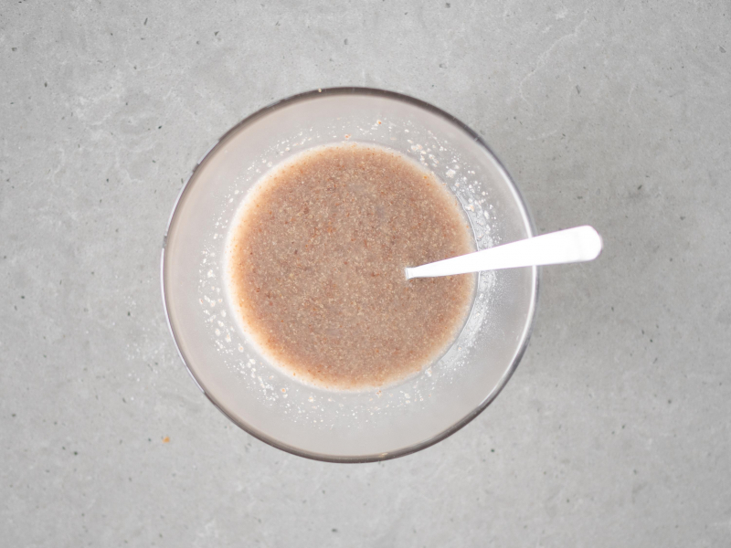 Zmielone siemię lniane zalane wrzątkiem.