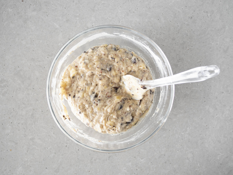 Wymieszana masa na chlebek bananowy.