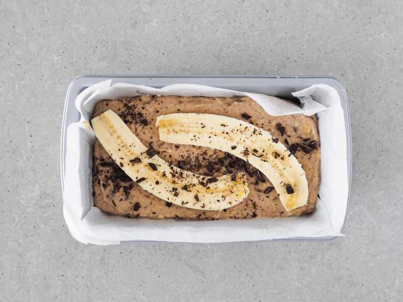 Chlebek bananowy przed upieczeniem.