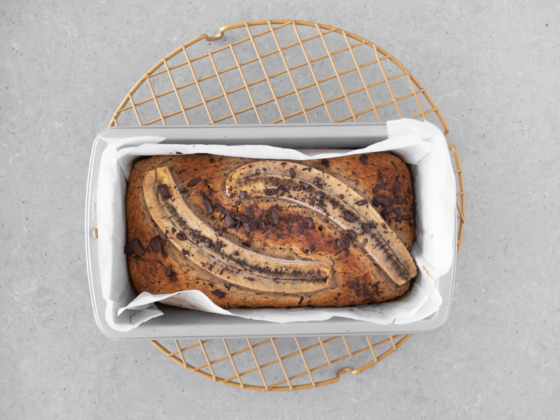 Upieczony wegański i bezglutenowy chlebek bananowy.
