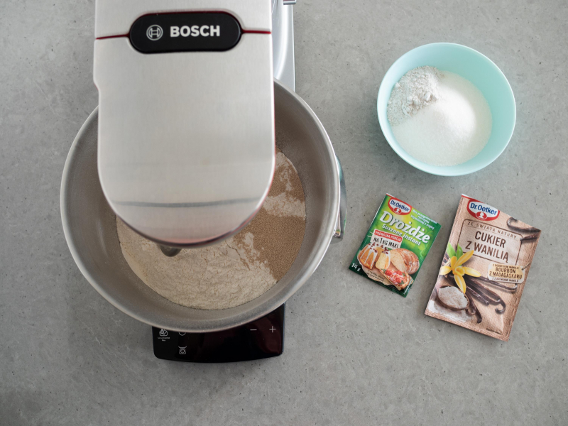 mąka, drożdże 14 g Dr. Oetkera, cukier, sól, cukier z wanilią Dr. Oetkera, robot kuchenny Bosch OptiMUM MUM9BX5S65