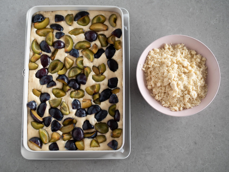 ciasto drożdżowe, śliwki i kruszonka