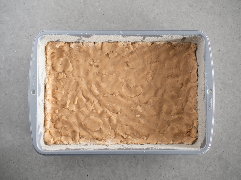 spód formy wyłożony ciastem