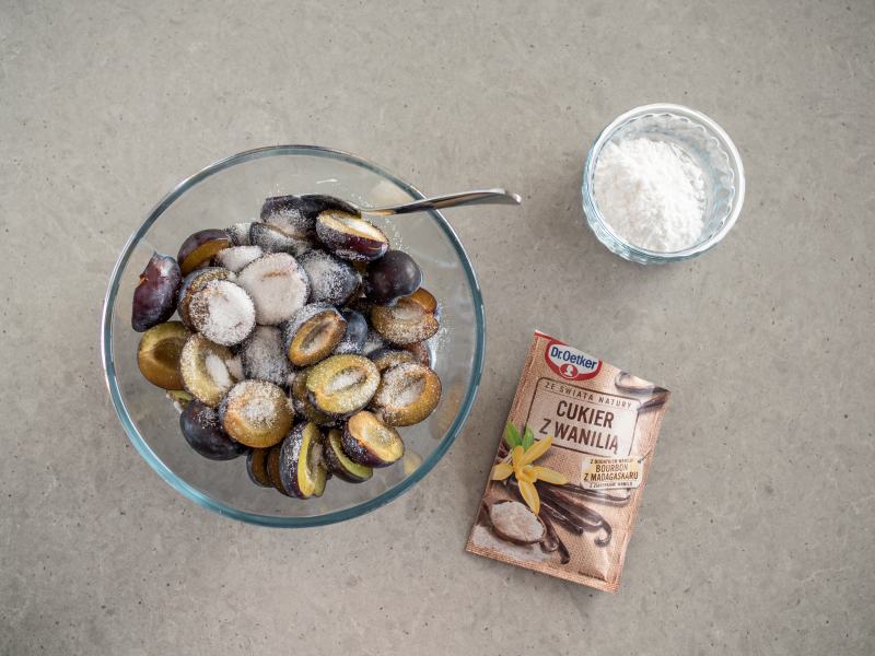 śliwki, cukier, cukier puder i skrobia ziemniaczana do nadzienia