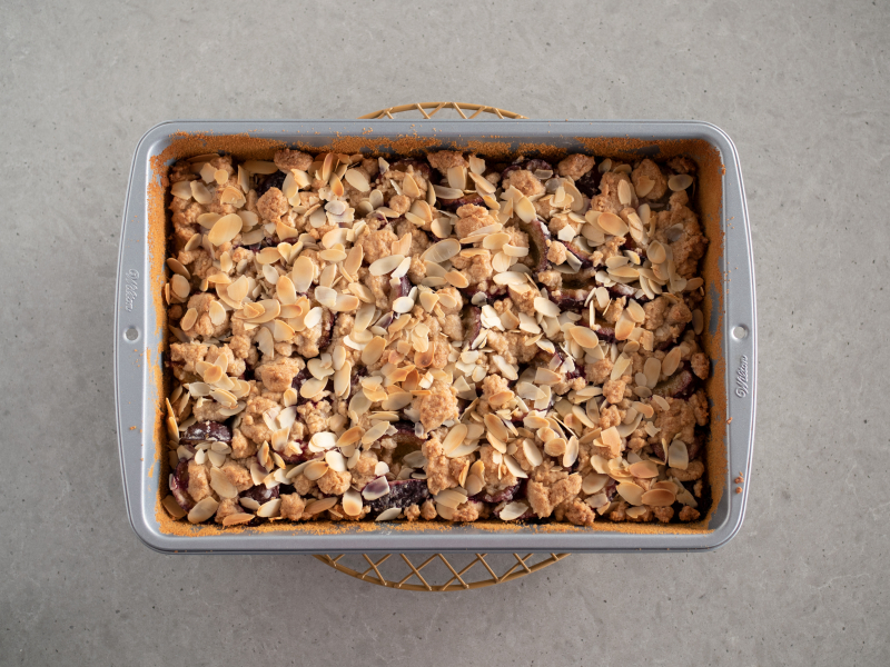 placek ze śliwkami z płatkami migdałów