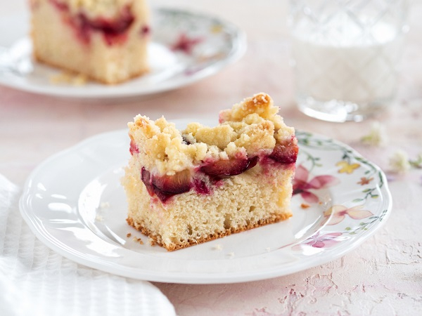 Kawałek drożdżówki ze śliwkami na talerzyku