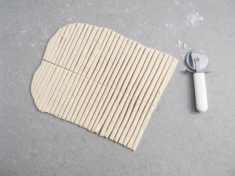 paski z ciasta drożdżowego na grissini