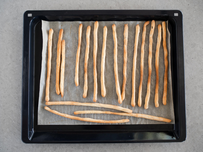 upieczone grissini z czosnkiem granulowanym