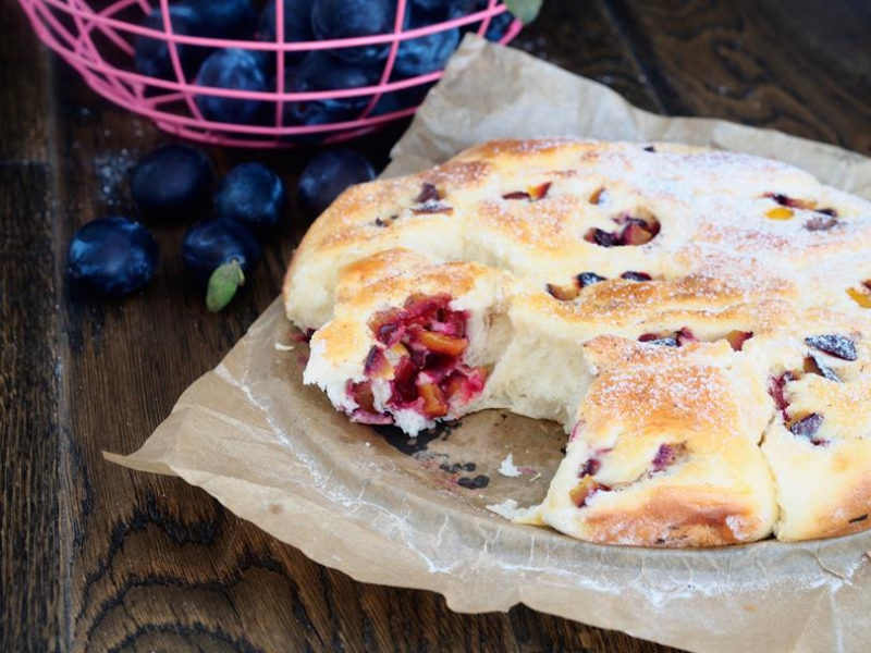 Odrywane bułeczki ze śliwkami na papierze do pieczenia - Wszystkiego Słodkiego