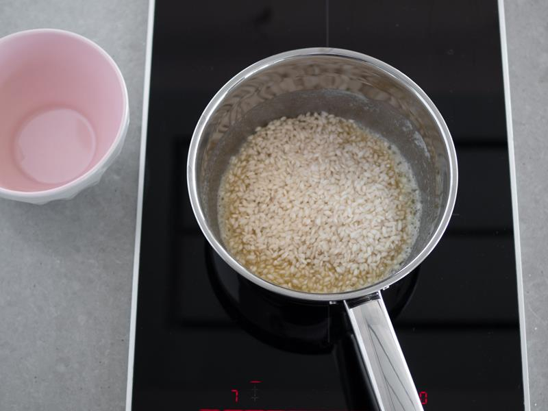 w rondelku prażony ryż do risotto