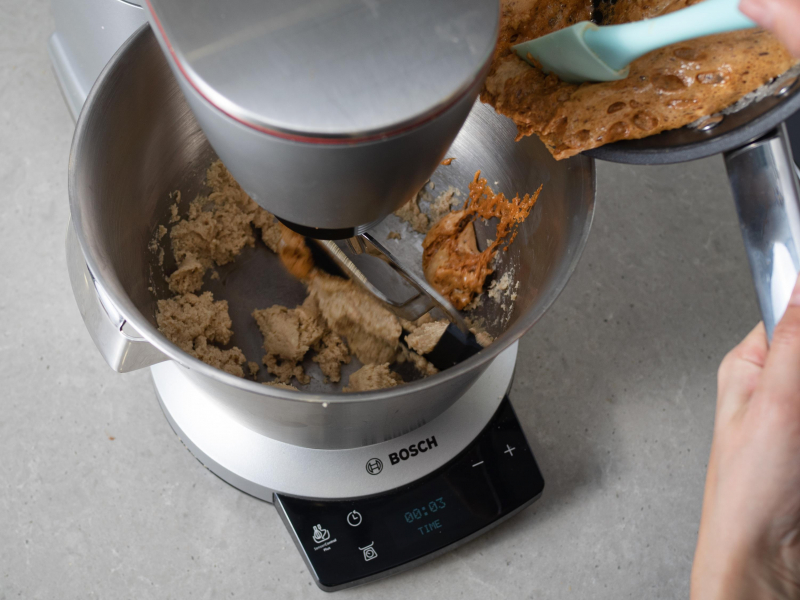 Masa sezamowa w misie robota kuchennego. W garnku  masa karmelowa z sodą.