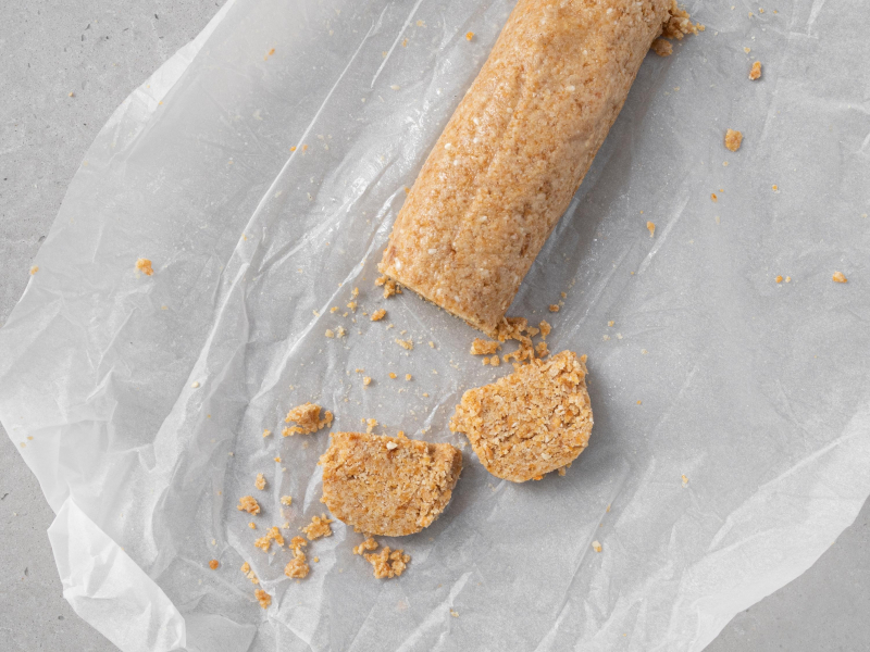 Domowa chałwa pokrojona w plastry na papierze do pieczenia.