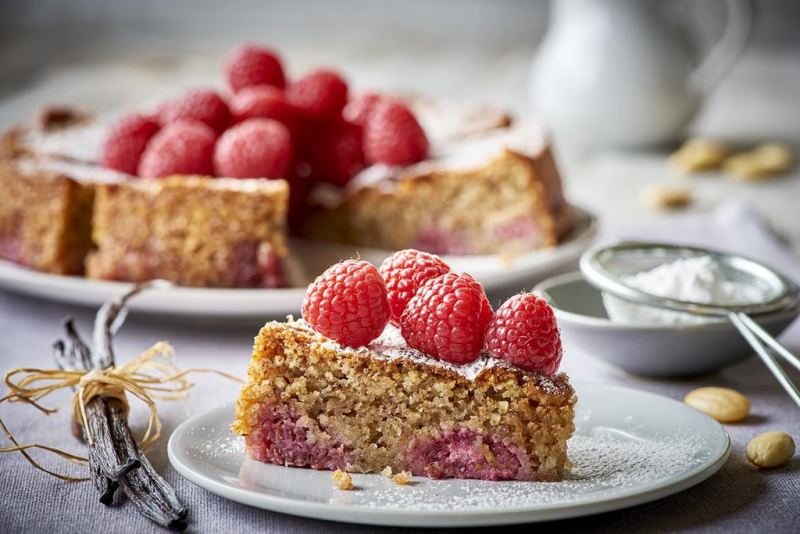 Ciasto migdałowe z malinami na talerzyku - Wszystkiego Słodkiego