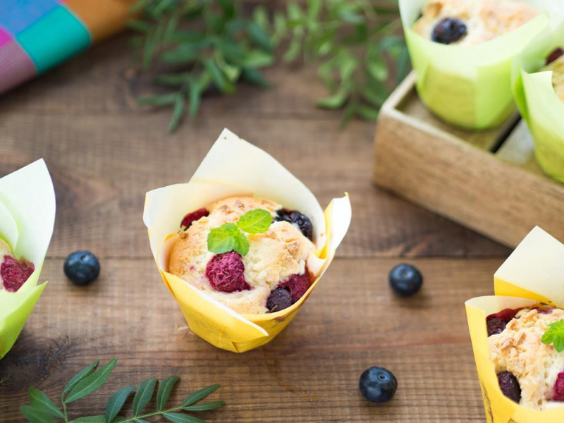 Muffinki z malinami i białą czekoladą w kolorowych papilotkach. - Wszystkiego Słodkiego