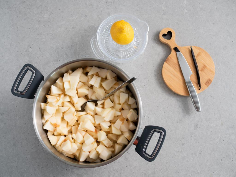 jabłka pokrojone w kostkę , ziarenka laski wanilii, sok z cytryny