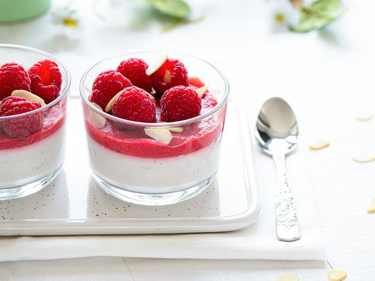 Kokosowa panna cotta z malinami