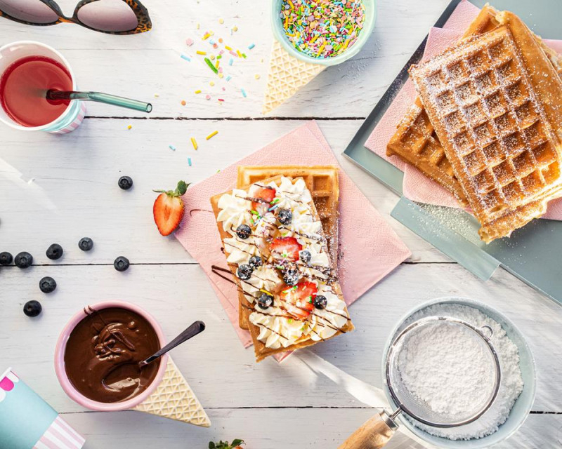 Chrupiące gofry z bitą śmietaną i owocami - Wszystkiego Słodkiego