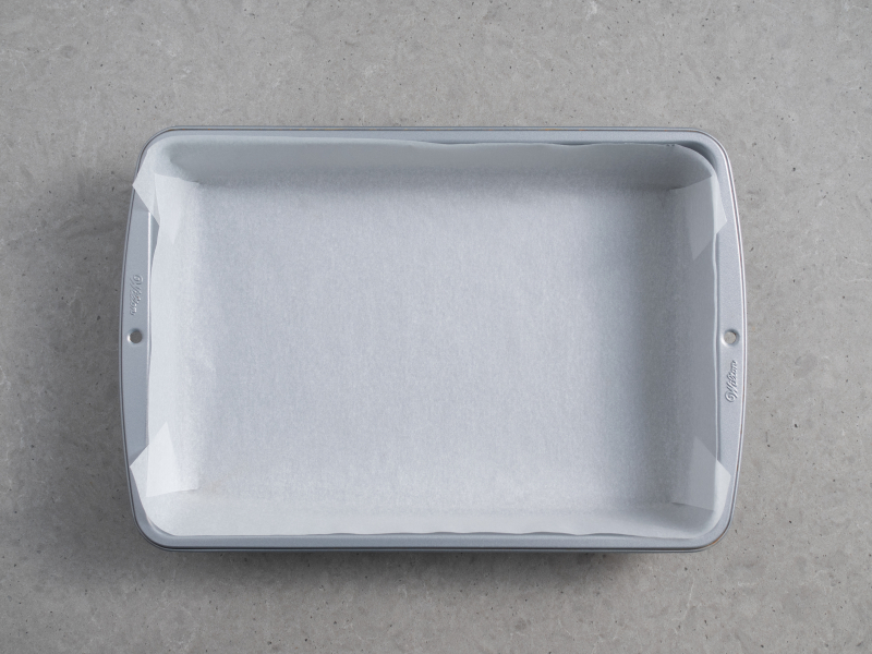 prostokątna forma do pieczenia Wilton wyłożona papierem do pieczenia