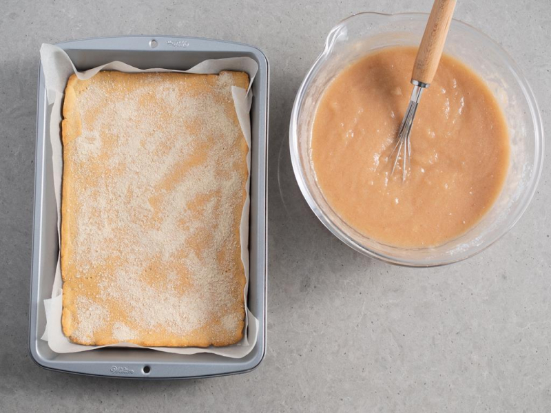 mus jabłkowy wykładany na spód z półkruchego ciasta