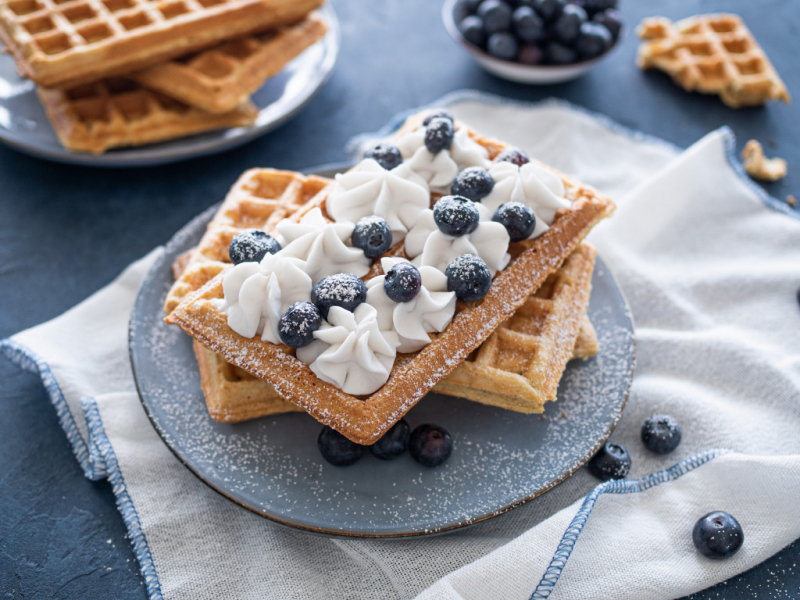 Gofry wegańskie z bitą śmietaną z mleczka kokosowego i borówkami - Wszystkiego Słodkiego