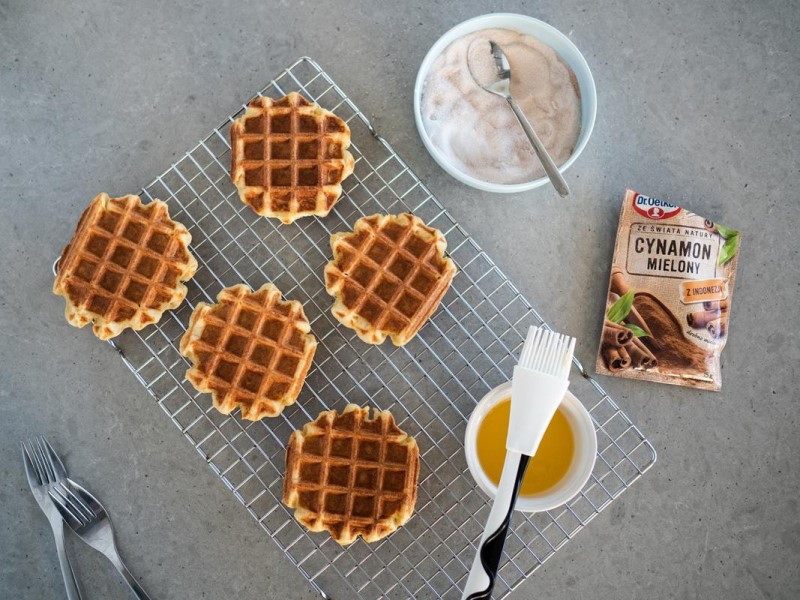 Gofry z ciasta parzonego z masłem i cukrem z cynamonem - Wszystkiego Słodkiego