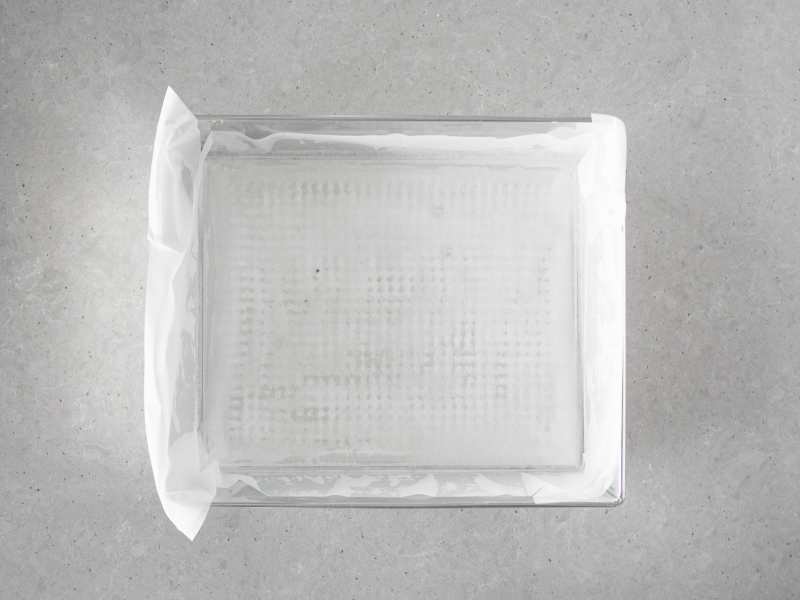 Foremka prostokątna wyłożona papierem do pieczenia.