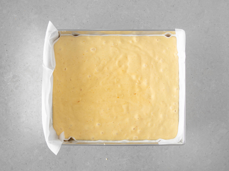 Ciasto dyniowe przelane do foremki do pieczenia.