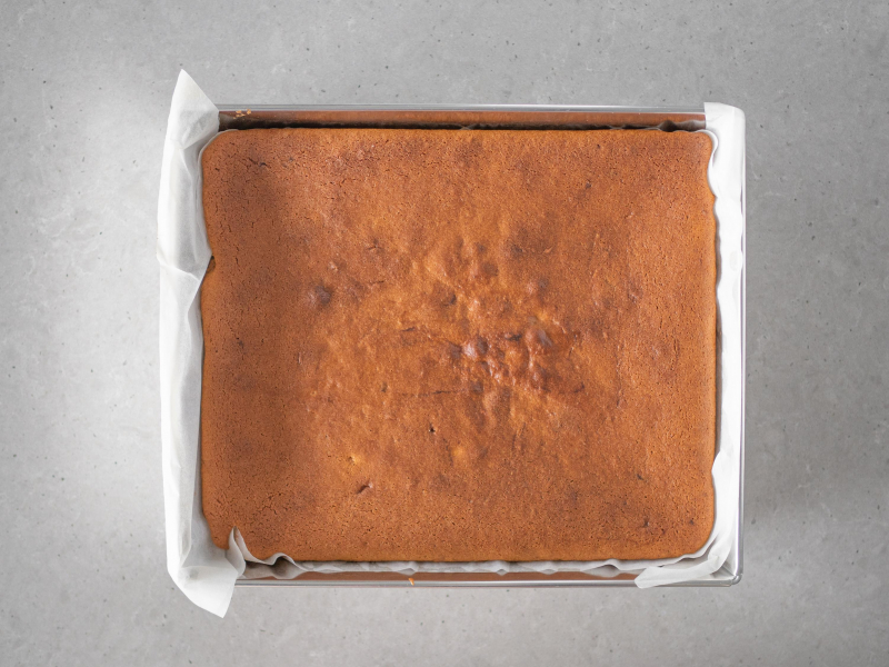 Upieczone ciasto dyniowe w foremce do pieczenia.