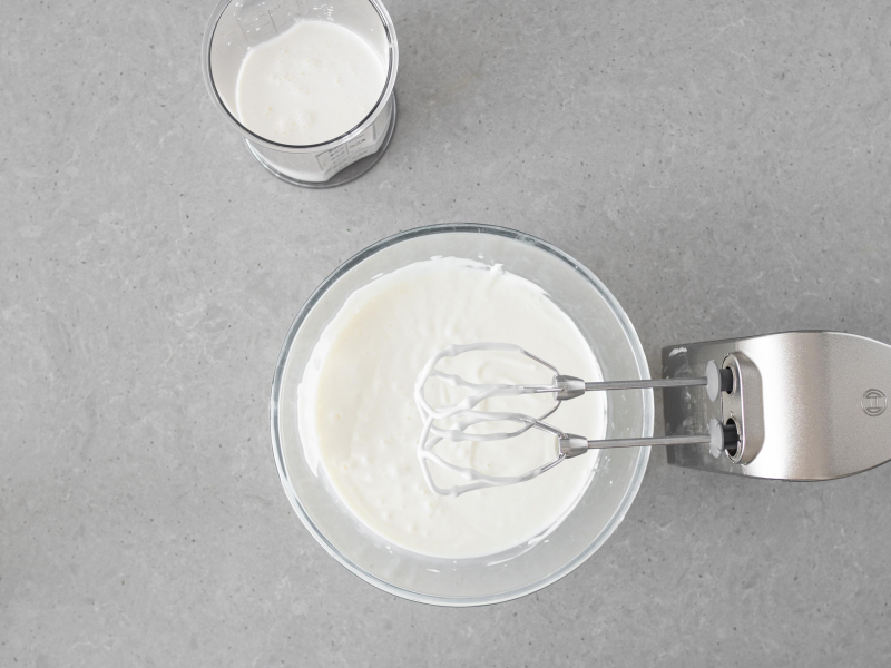 W misce zmiksowany twaróg z mlekiem skondensowanym.