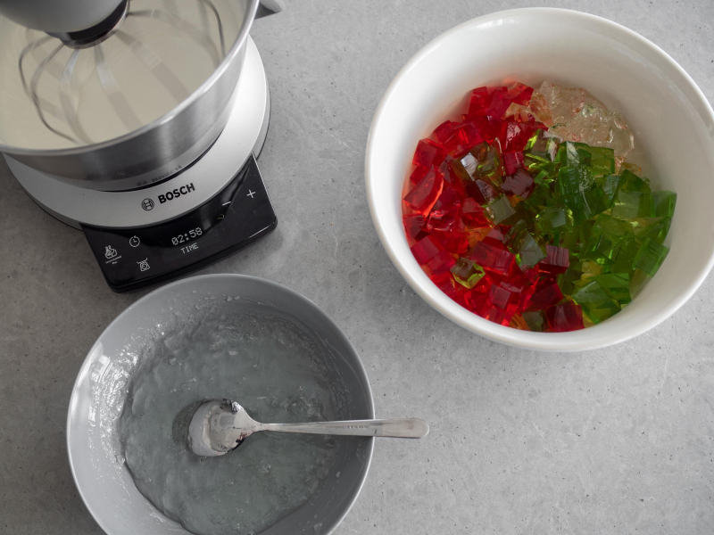 Kostki z galaretek, tężejąca galaretka i ubita śmietanka