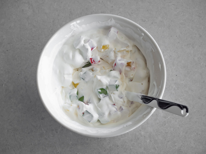 Ubita śmietanka z tężejącą galaretką i pokrojonymi galaretkami