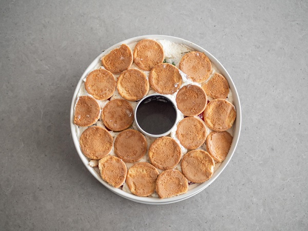 Biszkopty ułożone na śmietanowcu