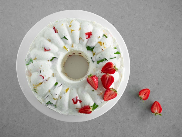 Gotowy śmietanowiec z galaretkami i truskawkami na wierzchu