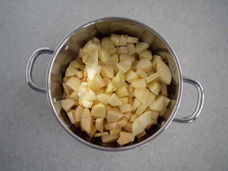w garnku pokrojone na kawałki jabłka do szarlotki