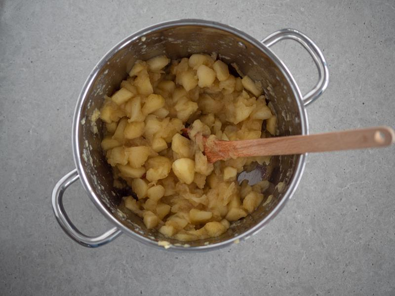 w garnku uprażone jabłka z wanilią na szarlotkę z budyniem