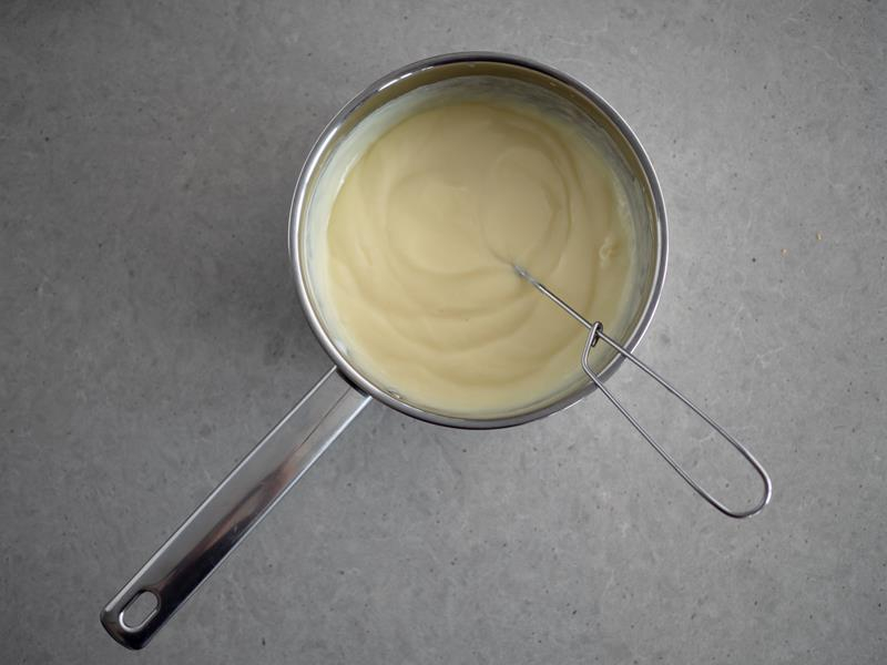 w rondelku ugotowany budyń śmietankowy
