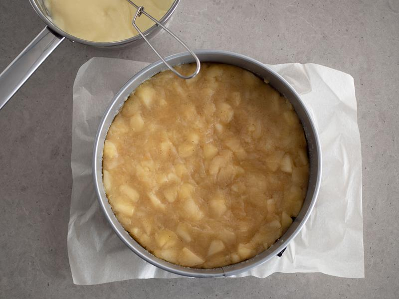 uprażone z wanilią jabłka wyłożone na kruchy spód w tortownicy