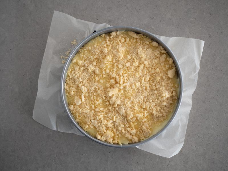 w tortownicy marki Wilton nieupieczona szarlotka z budyniem i kruszonką