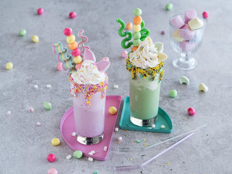 Freakshake - koktajle różowe i zielone dla dzieci w długich szklankach z dodatkiem żelków i bitej śmietany - Wszystkiego Słodkiego