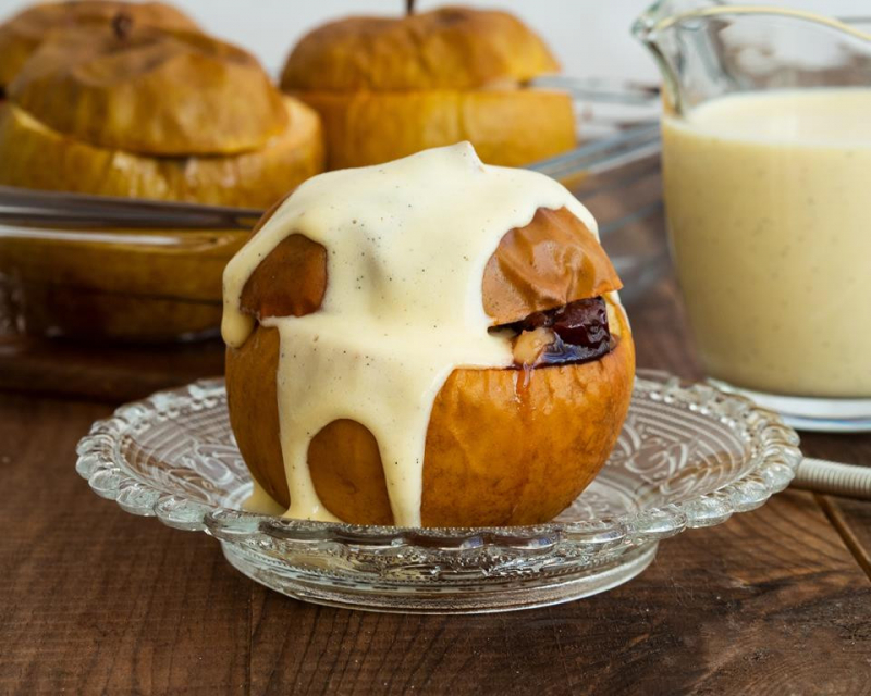 Pieczone jabłko z orzechami włoskimi, żurawiną, syropem klonowym i wiśniami, polane waniliowym sosem - Wszystkiego Słodkiego