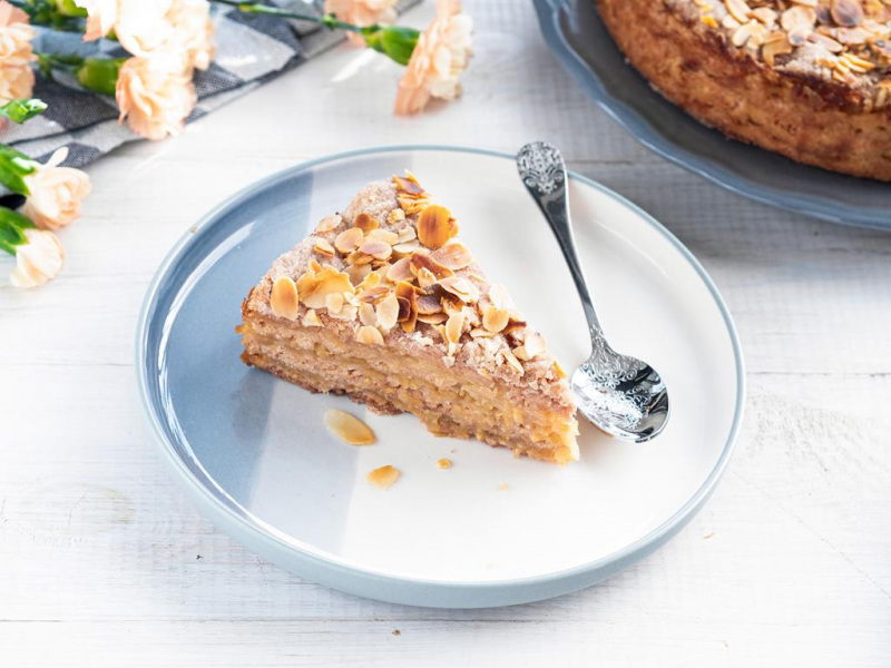 Kawałek sypanej szarlotki wegańskiej na talerzyku - Wszystkiego Słodkiego